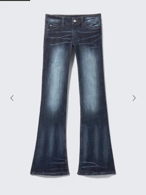 Mörkblå bootcut jeans Weekday  - Snygga mörkblå bootcut jeans med ljusa slitningar och tvättade detaljer framtill. Klassisk femficksmodell med knapp och dragkedja. Jeansen är Flared nedtill. Stretchiga och i super bra skick. Perfekta nu mot hösten, säljs för att de inte används 