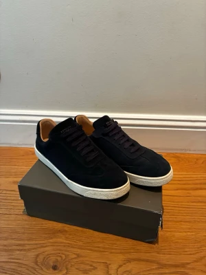 Brunello Cucinelli Suede sneakers - Hej! Säljer dessa fräscha Brunello Cucinelli Low Top Suede sneakers. Box och dustbag ingår! Hör av dig för fler bilder eller frågor! Mvh