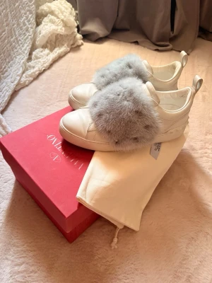 Valentino skor blått päls - Unika Valentno sneakers (äkta) med en fluffig blå fuskpälsdetalj över vristen. Säljer nu mina Valentino skor, hör av er vid frågor💕💕storleken är 37,5 men tror även det passar 38. Skorna är i bra skick, men finns några spår på användning!