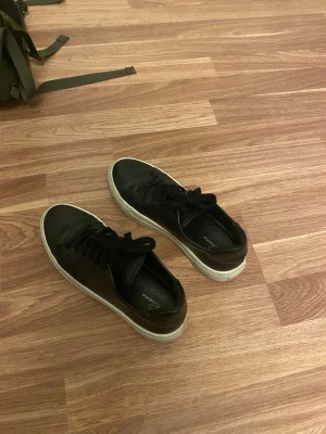 Svarta läder sneakers  - Super snygga svarta läderliknande sneakers!💗