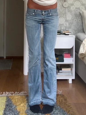 Ljusblå bootcut jeans - Säljer dessa Levi’s jeans i gammal populär vintage modell ”557 Eve”. Jättesnygga med lågmidja och galet snygg tvätt som passar perfekt till hösten! Midjemått: 37cm, Innerbenslängd: 80-81cm
