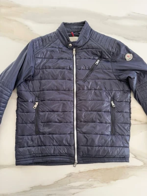 Moncler jacka - Moncler vår jacka i blå. Jackan är i storlek M. Kom med frågor och prisförslag!☺️