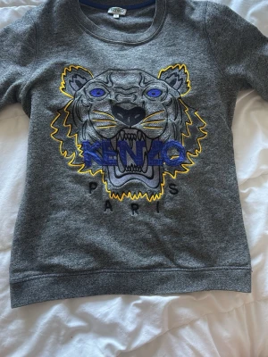 Grå Kenzo hoodie med tigertryck - Säljer min kenzo tröja i stl S 