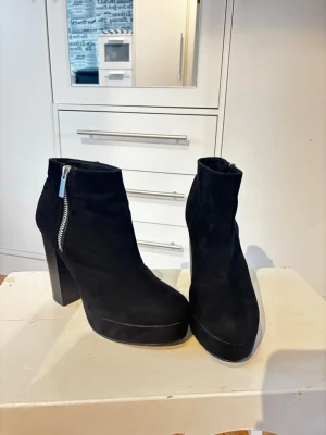 Stövletter - Svarta stövletter i mockaimitation med 11 cm klack. Normalt slitage, lite smutsiga då jag inte hunnit torka av dem. Se bilder för skick. 👠🖤