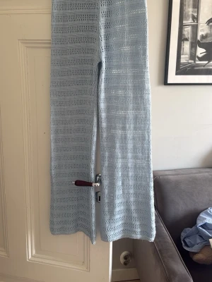 Ljusblå virkade leggings - Ljusblåa bootcut byxor, lite missfärgade lägst ner men syns nästan inte köpt på en marknad i Italien 