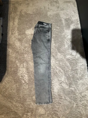 Grå slim fit jeans från Replay anbass  - Snygga jeans från replay i modellen anbass dem är helt nya och i storlek 30/30