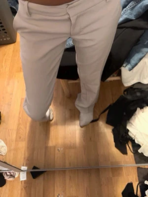 BikBok kostymbyxor  - Säljer ett par beige kostymbyxor från bikbok. Super fint skick 