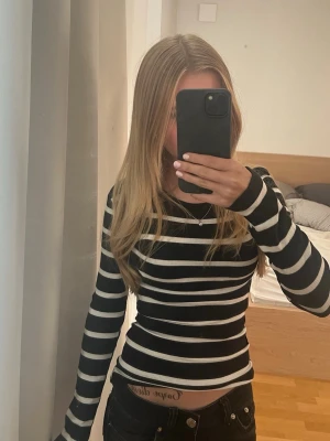 Tajt topp - Säljer en svart långärmad vintage topp, som ej går att få tag på längre. Toppen är tight då jag själv har sytt in den tajt! Den är från Gina tricot i storlek Xxs. Den är i ett mycket bra skick enligt mig! 
