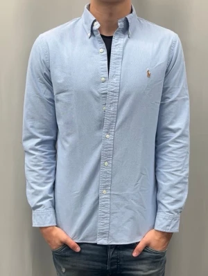 Ralph Lauren | Slimfit - Fint skick utan några defekter | Slimfit, modellen är 185 cm och väger ca 76 kg | fraktar oftast samma eller nästa dag🚚📦