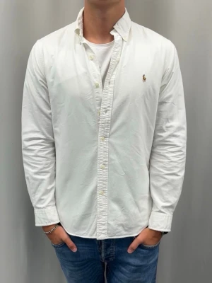 Ralph lauren skjorta | Slimfit - Skick: Mycket bra utan defekter  Färg: Vit  Storlek: M  Nypris: 1600SEK  Passform: Modellen är 185 cm och väger ca 75 kg och den sitter bra  Fraktar oftast samma eller nästa dag 📦