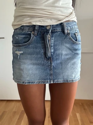 Blå jeanskjol från Stradivarius  - Säljer min fina jeanskjol även kallad ”skort” på hemsidan från Stradivarius för att den är för liten. Den har inbyggda skorts och köptes 2025. Skickas nytvättad💗