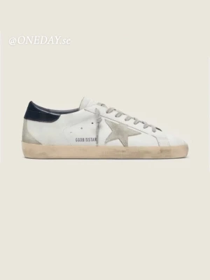Golden goose blue tail storlek 42 - Snygga vita sneakers med grå mockadetaljer och en stor stjärna på sidan. Skon har svart hälparti och beige sula för en cool kontrast. Låga och klassiska med snörning, perfekta till jeans eller kjol.