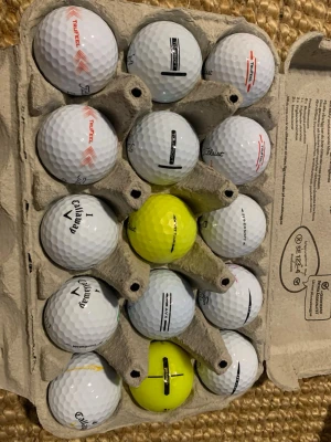 A-klass golfbollar Titleist Callaway Vice oc taylorMade  - Säljer ett gäng golfbollar av olika märken, både vita och gula, förvarade i en äggkartong. Märken som syns är Callaway, Titleist Vice och taylorMade Perfekt för dig som vill fylla på golfbagen med bra A-klassiga bollar
