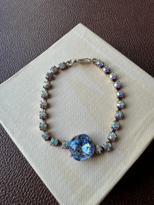Swarovski armband  - Superfin armband med Swarovski princess cut turquoise kristall i strlk 12mm och små aurora borealis kristaller