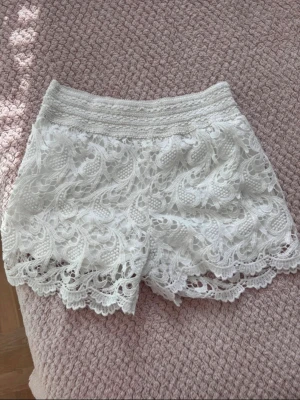 Spets shorts  - Säljer ett par vita shorts i storlek S/M men väldigt stretchiga.