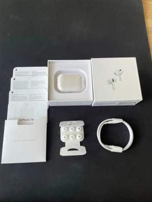 AirPods Pro 2 usb-c - Säljer de bästa 1:1 airpods pro 2 med usb-c. Helt nya och aldrig använda. Man får dom inplastade och oöppnade. Allt på bild ingår. Aktiv brusredocering, riktigt bra ljudkvalitet och extrem hög finish. Det finns även artikel nummer och texten ”designed by apple in carlifonia” på baksidan av airpodsen och även boxen ser exakt ut som äkta.