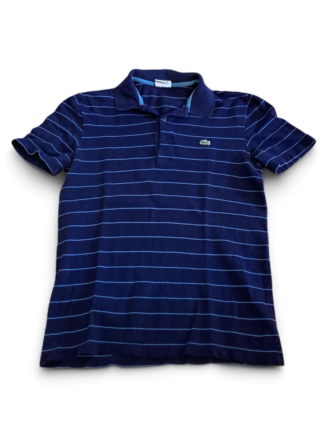 Marinblå randig piké från Lacoste