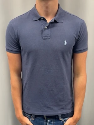 Ralph Lauren Piké | Slimfit - Skick: Mycket bra  Färg: blå  Storlek: M  Passform: Modellen är 185 cm och väger ca 75 kg och den sitter lite tajt   Fraktar oftast samma eller nästa dag 📦