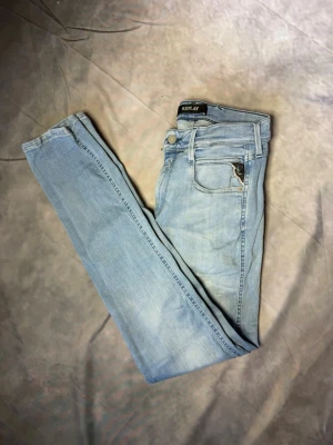 Replay Jeans - | Riktigt snygga Replay Jeans | Storlek 29/32 | Riktigt bra skick utom liten defekt på baksidan uppe | Bara att skriva vid frågor eller funderingar |