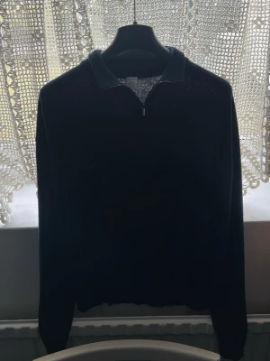 Half zip  - En mörkblå half zip strl 170 . Ett litet hål vid armhålan men inget som märks av.