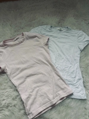 två jätte söta t-shirts! 💖 - jag säljer två jätte fina t-shirts i storlek xs! båda är nästan helt nya och de är från gina tricot båda två! jag säljer dem för 100 tillsammans eller 50 styck men pris går att diskuteras! 💖🥹
