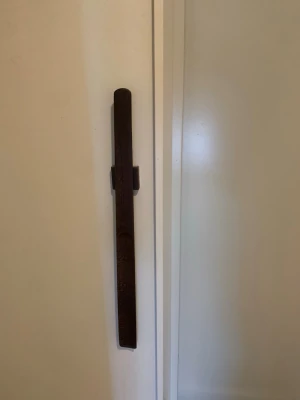 Skohorn i mörkt ek  - Skohorn i mörkt ek. Utan defekter och som ny. Enkel montering med tejp. Hålls fast med magnet 