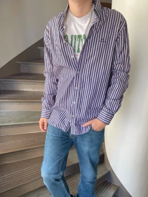 Jean Paul skjorta - Jean Paul skjorta. Inga defekter. Modellen är 180cm 65kg och bär storlek L.  Fråga gärna frågor! (Kan gå ner mer i pris vid köp av bundles🤩)