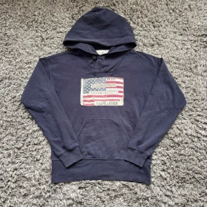 Denim supply RL hoodie - Säljer denna riktigt feta RL denim Supply USA hoodien!⭐️Storlek = S!🤝Skick = 9/10!🙌Hör gärna av er om ni har funderingar!👍