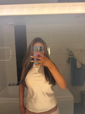Cremevit halterneck topp Zara  - Skit snygg silkes  halterneck topp från Zara i en creme vit färg, andvänd endast en gåmg 