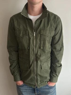 Jacka - - Condition: 8/10 - Color: Olive Green - Size: S