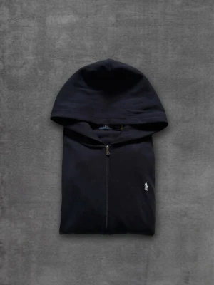 Polo Ralph Lauren Zip Upp Hoodie - mörkblå  - Tja! Säljer denna sköna polo hoodin. Skicket är 9/10, inte använd så mycket, taggar osv finns kvar. Storlek S. Vid frågor kontakta gärna!