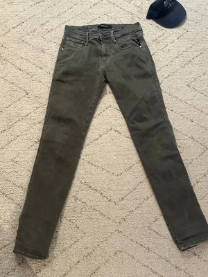 Grå Replay Anbass Jeans - Snygga grå slim fit jeans från Replay, modell Anbass. De är i hyperflex. Fint skick och storlek W32, L32. Det står W29 men sitter som W32. Hör av vid minsta fundering, och kolla gärna in mina andra annonser!