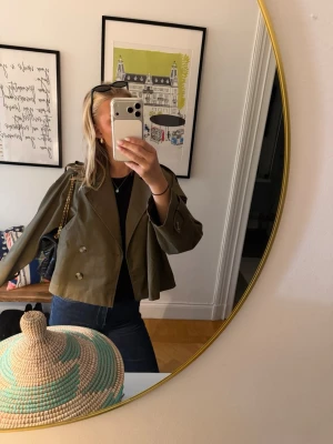 Grön trenchcoat  - Super snygg grön höst jacka från HM! I strl L men den är lite liten i strl och passar mig som brukar ha strl S-M bra!❤️