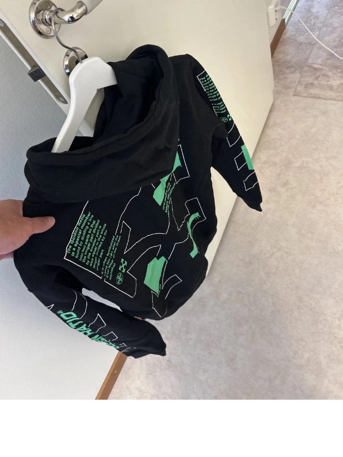 Svart hoodie med grönt tryck - 2