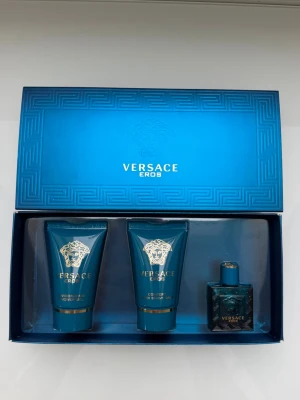 Versace Eros perfym och shower gel men även after shave.  - En Versace Eros Box med en perfym men även shower gel och after shave. Perfekt när du ska ut och resa eller ha smidigt med sig i neccersären. 
