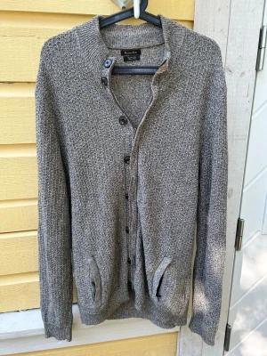 Massimo Dutti Cardigan - Massimo Dutti Zip/Button Cardigan Storlek: XL (passar som L) Färg: Grå Skick: 9,5/10 Fråga för mått!!