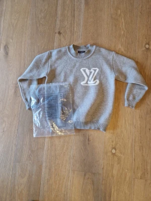 Sweater - Snygg grå sweater helt ny och jätte fin kvalite. Bara hör av om ni har frågor✅