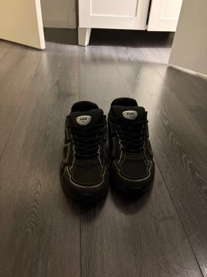 Dior b30 svarta - Snygga svarta sneakers från Dior med vita kontrastsömmar och logga på plösen. Skorna har en chunky sula och lågt skaft, samt mesh- och läderdetaljer för en modern look. Perfekta för dig som gillar exklusiva och trendiga sneakers.