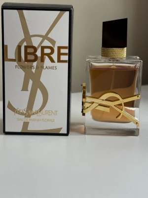 YSL Libre Flowers & Flames Edp 50 ml - Endast använd vid tre tillfällen. Nypris: 1600kr