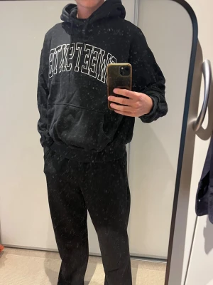 Svart hoodie SWEET SKTBS - Säljer en svart hoodie från SWEET SKTBS.