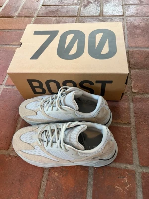 Yeezy Boost 700  - Helt nya yeezys aldrig använda storlek 44. Riktigt schyssta vill gärna bli av med dom. Kan gå ner i pris