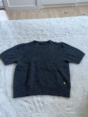 Mörkgrå stickad t-shirt