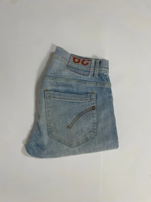 Dondup George Jeans - Säljer nu dessa Dondup George Jeans. Mått ca 36,5-37 o 100 cm.Modellen är ca 183 o väger 68 kg, skriv för fler bilder/frågor🙌🏼