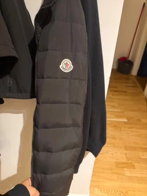Jacka herr - Fräsch jacka använts några gånger, vet ej vad der är för fläck som är på men går nog att få bort inget som syns när man har på sig den 