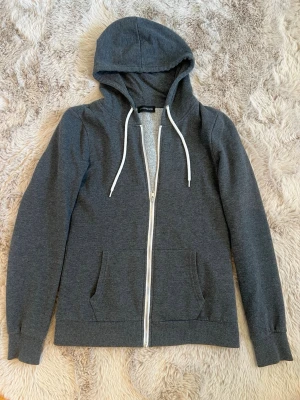 Mörkgrå zip hoodie med vita snören - Snygg mörkgrå hoodie med dragkedja framtill från even&odd🩶🩶