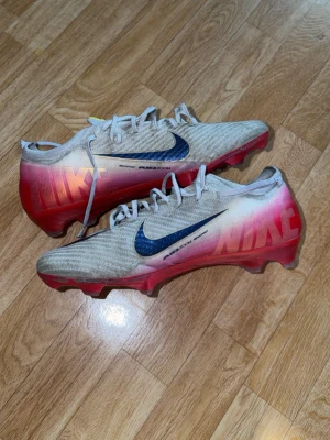 Nike Mercurial 44,5 - Nike Mercurial fotbollsskor i storlek 44,5. Använda men fortfarande i bra skick och fullt användbara. Lite slitage efter användning, se bilderna. Bra fotbollsskor med skön passform och bra grepp.  Storlek: 44,5 Skick: Använda  Kan diskuteras vid snabb affär. 👍