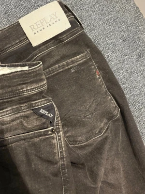 Replay jeans anbass,hyperflex - Säljer ett par svarta jeans från Replay med tvättad, lite sliten look. Klassisk femficksmodell med Replay-logga på bakfickan och patch i midjan. Jag säljer de för att jag inte längre har denna storleken. Jeansen som har modellen anbass, hyperflex har storlek 33 i Waist och 32 i Length. Bara att skriva om någon har en fundering!