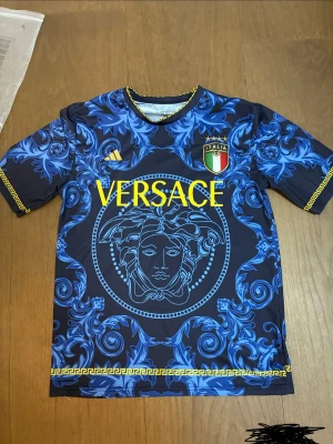 Adidas T-shirt  - Fin T-shirt som är blå med adidas liga och en Italien flaga