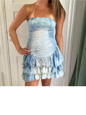  jeansklänning med volanger - Säljer en as snygg ljusblå jenasklänning 🩵 för fler bilder skriv privat 