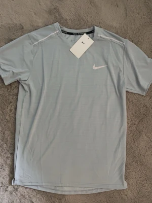 Nike Miller t shirt grå  - Nike Miller tröja grå Storlek large  Helt ny  Perfekt på mig som är 189 Fraktar samma dag 